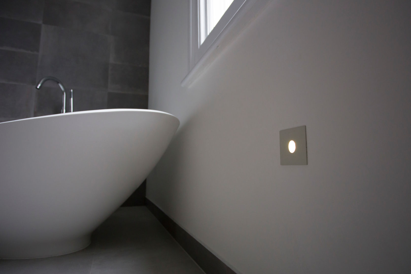 Modern bathroom lighting Affleck Property Services Moderne badkamers