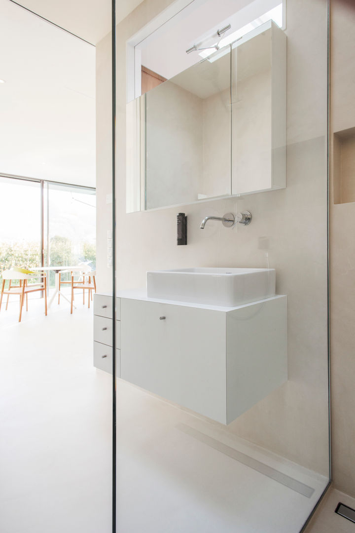 homify Minimalist bathroom