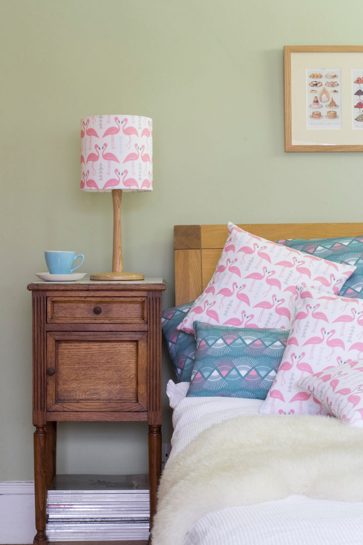 Flamingo Flourish lampshade and cushions homify Egzotyczna sypialnia Akcesoria i dekoracje