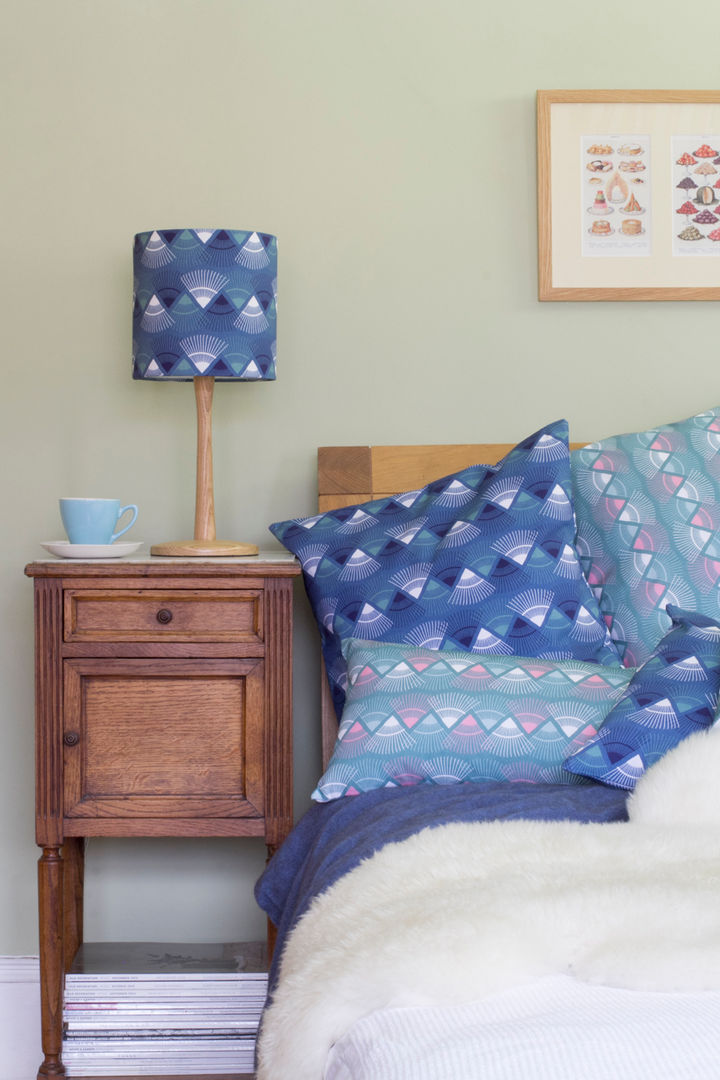 Rakish lampshade and cushions homify ห้องนั่งเล่น ของตกแต่งและอุปกรณ์จิปาถะ