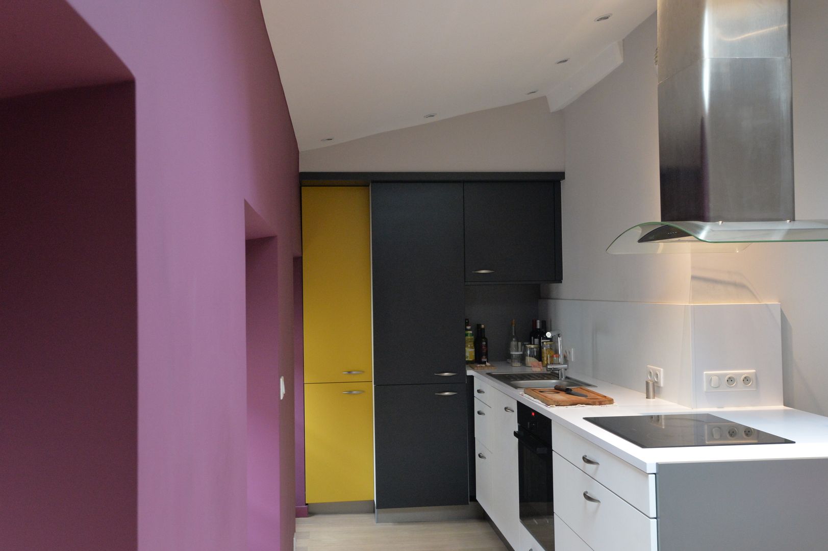 Amenagement d'un appartement sous les toits, YF Aaidg (atelier D'architecture Interieur Et De Design Global YF Aaidg (atelier D'architecture Interieur Et De Design Global Modern kitchen