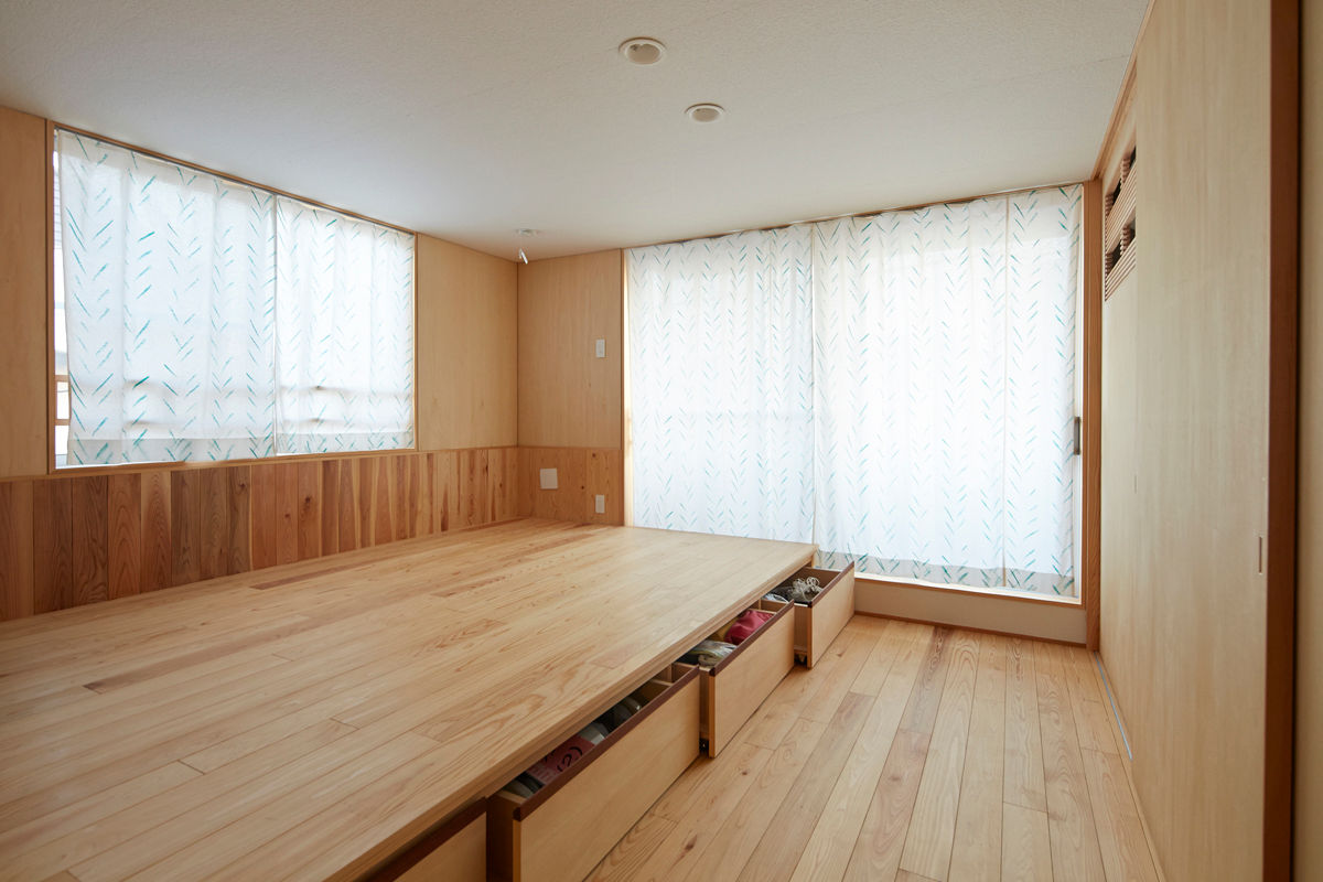 子夫婦寝室（造り付けの床下収納） 一級建築士事務所co-designstudio モダンスタイルの寝室