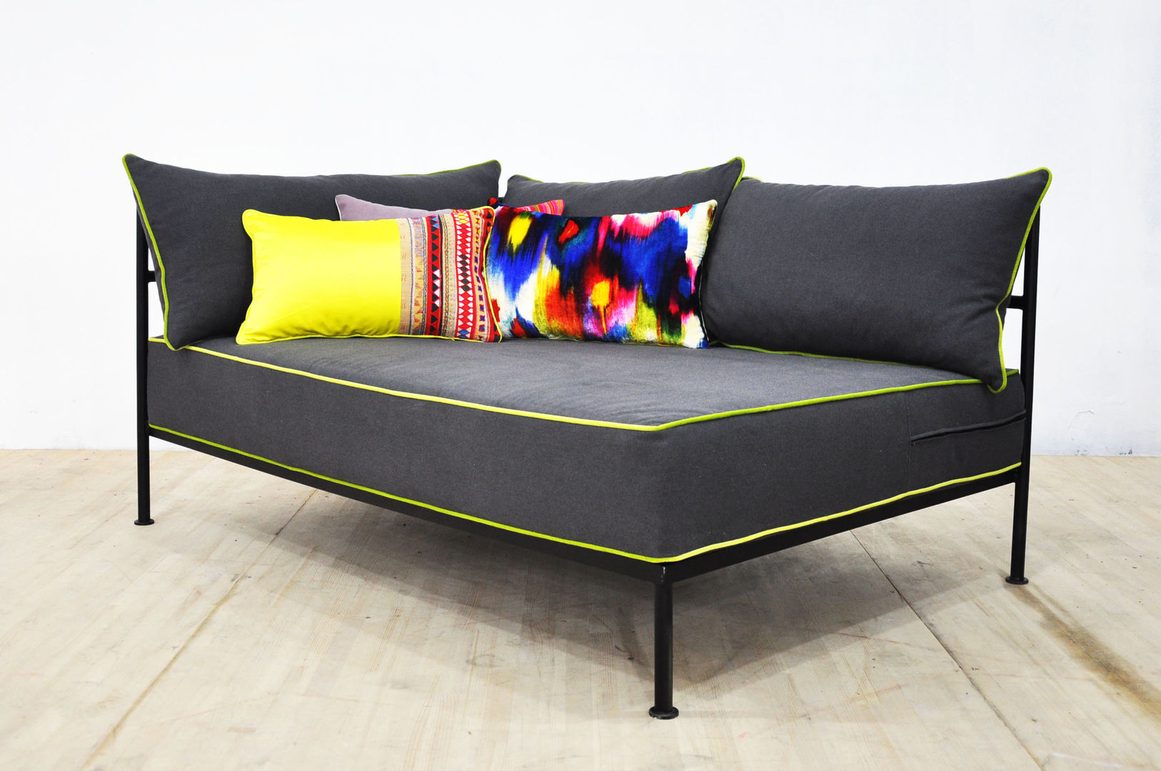 Vivense, Name Design Studio Name Design Studio Salones modernos Salas y sillones