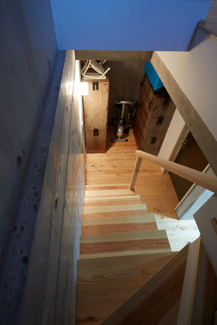 前川の住宅, 一級建築士事務所co-designstudio 一級建築士事務所co-designstudio Modern Corridor, Hallway and Staircase