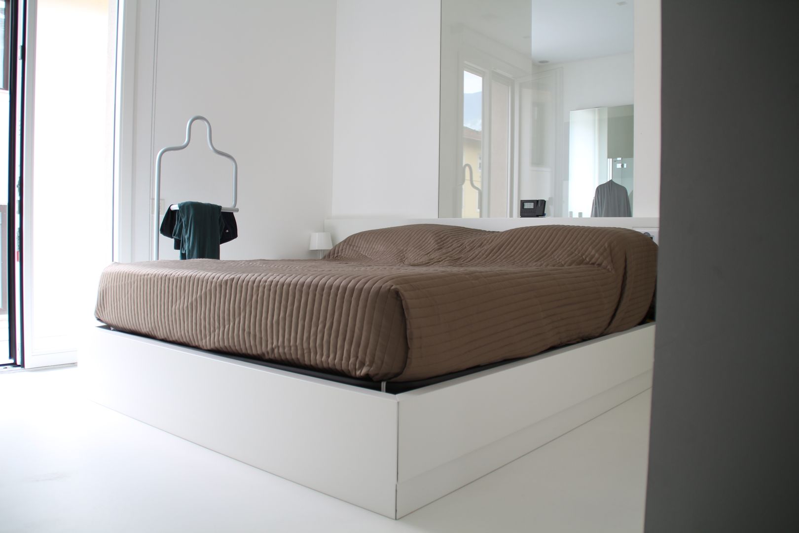 TOTAL WHITE, Serenella Pari design Serenella Pari design ミニマルスタイルの 寝室