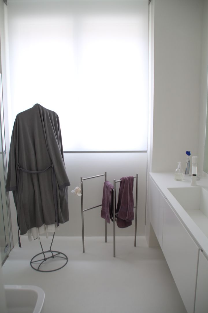 TOTAL WHITE, Serenella Pari design Serenella Pari design Minimalist style bathrooms