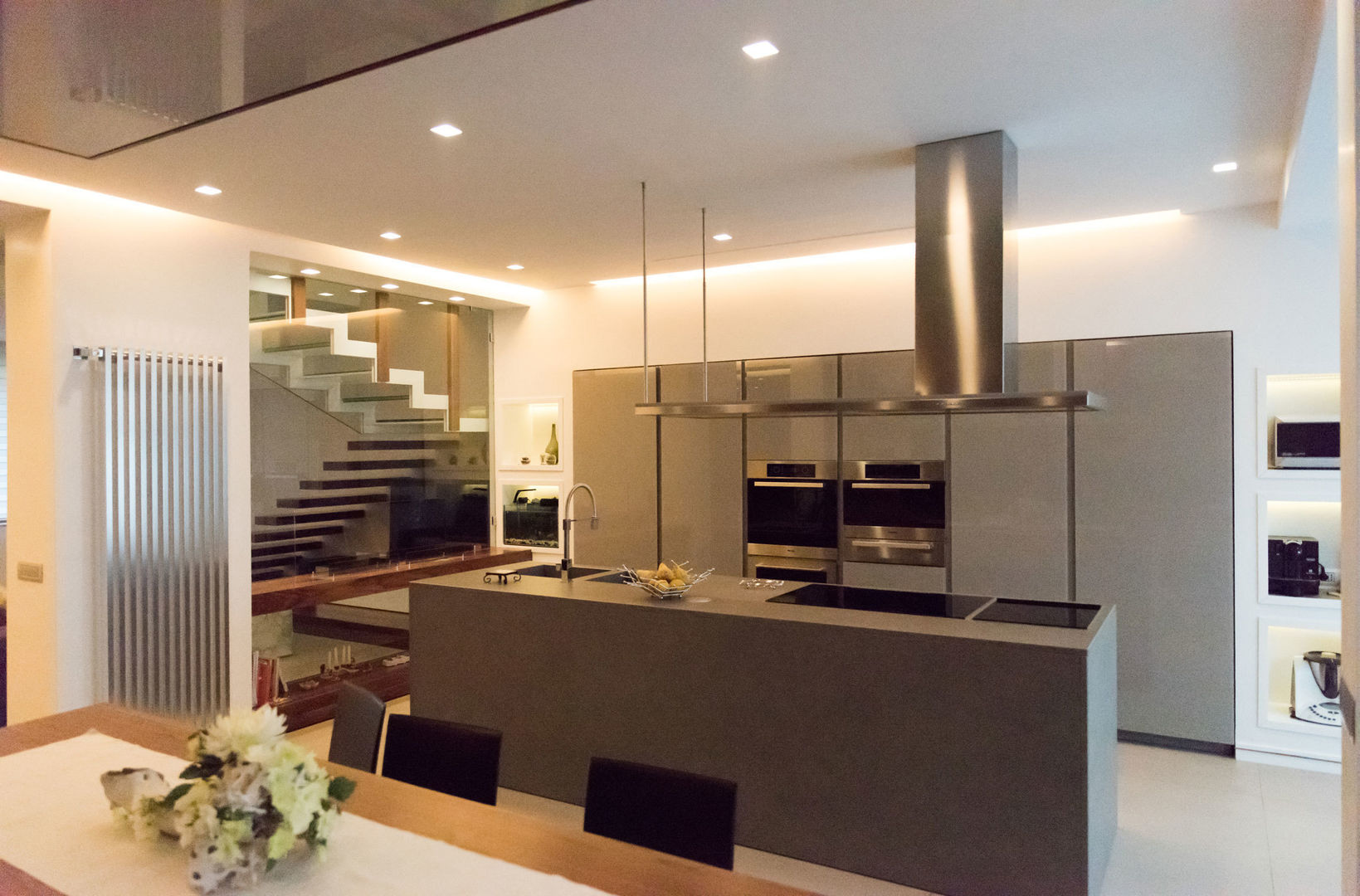 Villa T, Studio Vesce Architettura Studio Vesce Architettura Cocinas modernas: Ideas, imágenes y decoración