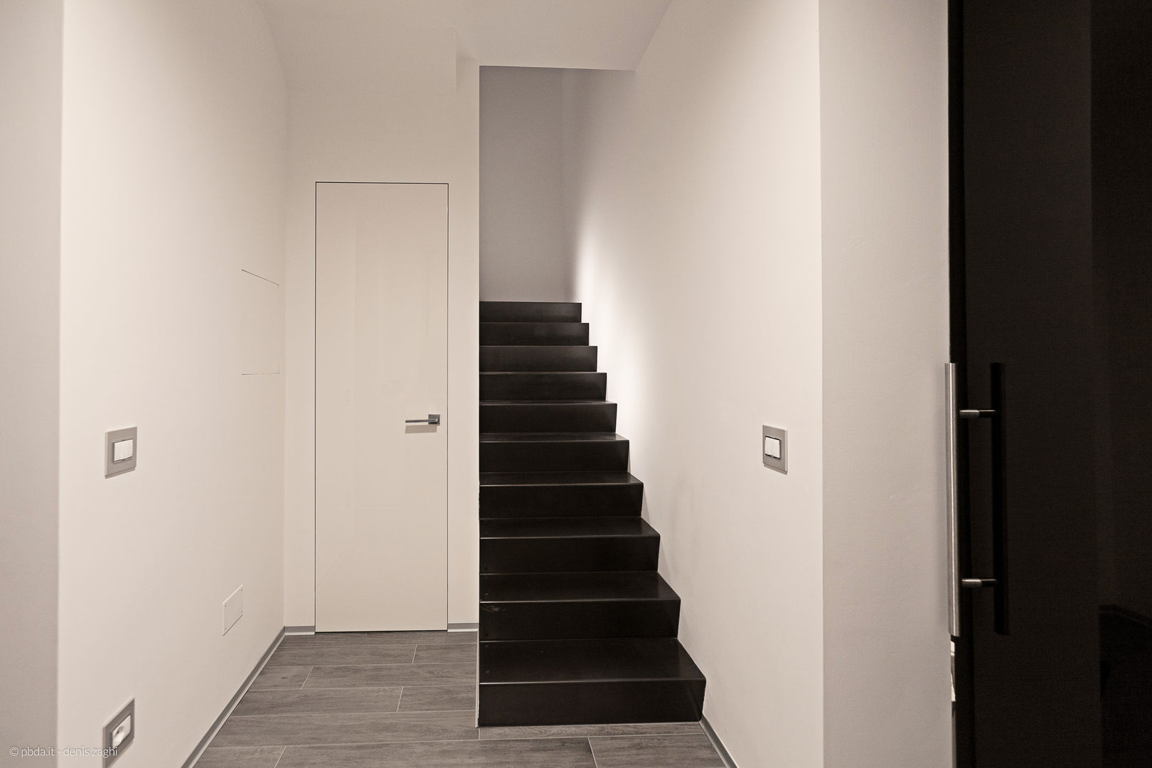private house 13003, piccola bottega di architettura piccola bottega di architettura Modern corridor, hallway & stairs