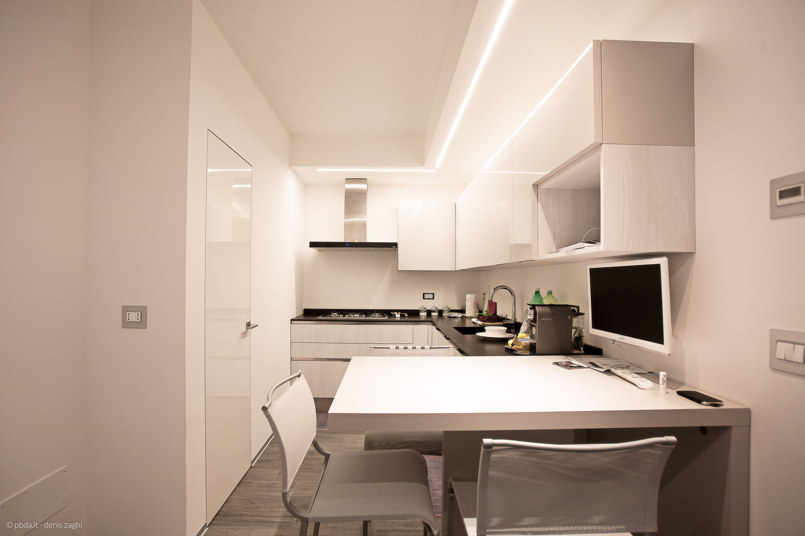 private house 13003, piccola bottega di architettura piccola bottega di architettura Modern kitchen