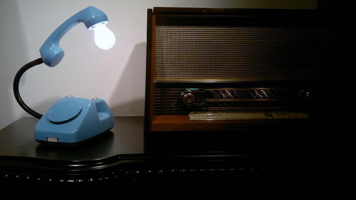 teleLAMPAfon - Bló RefreszDizajn Minimalistyczny salon Oświetlenie