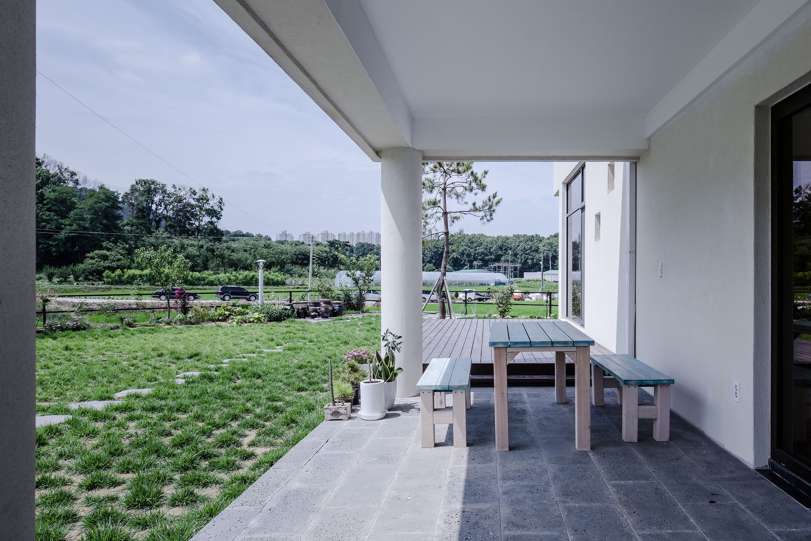 homify Balcone, Veranda & Terrazza in stile minimalista