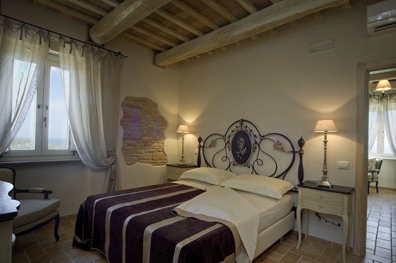 Country Resort, Roberto Catalini Int. Designer Roberto Catalini Int. Designer Rustic style bedroom