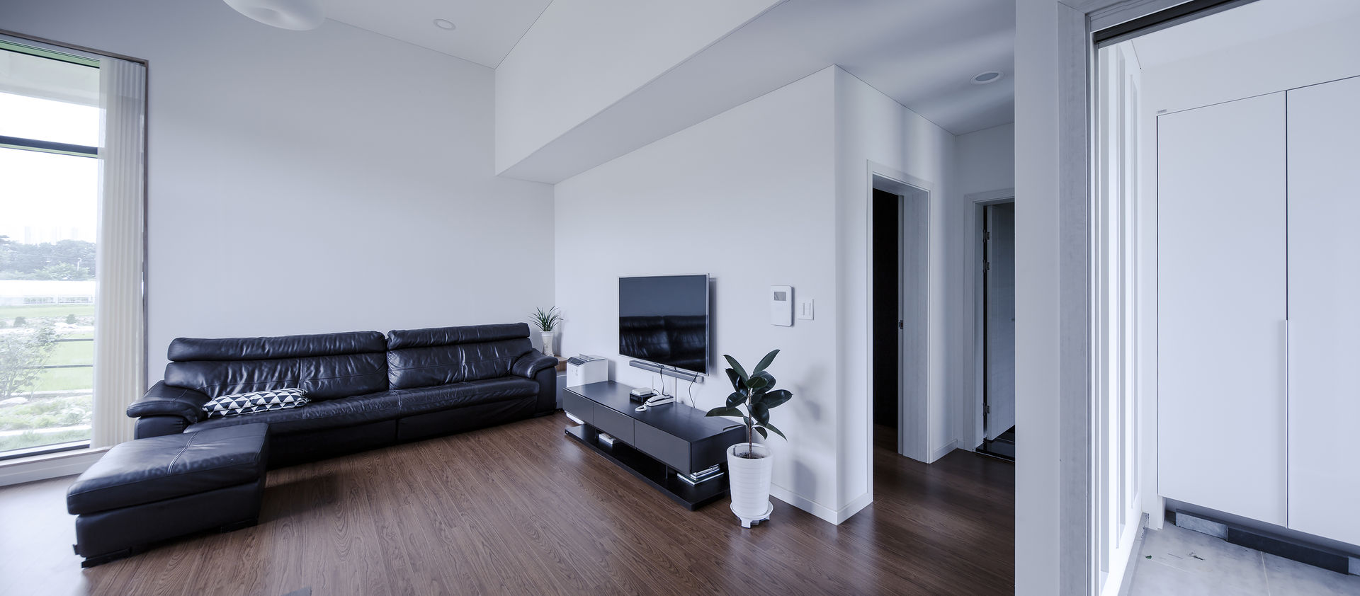 homify Minimalist living room