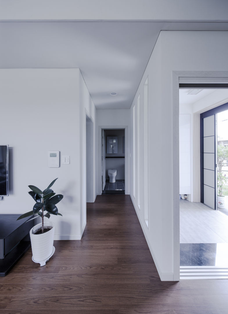 homify Minimalist corridor, hallway & stairs