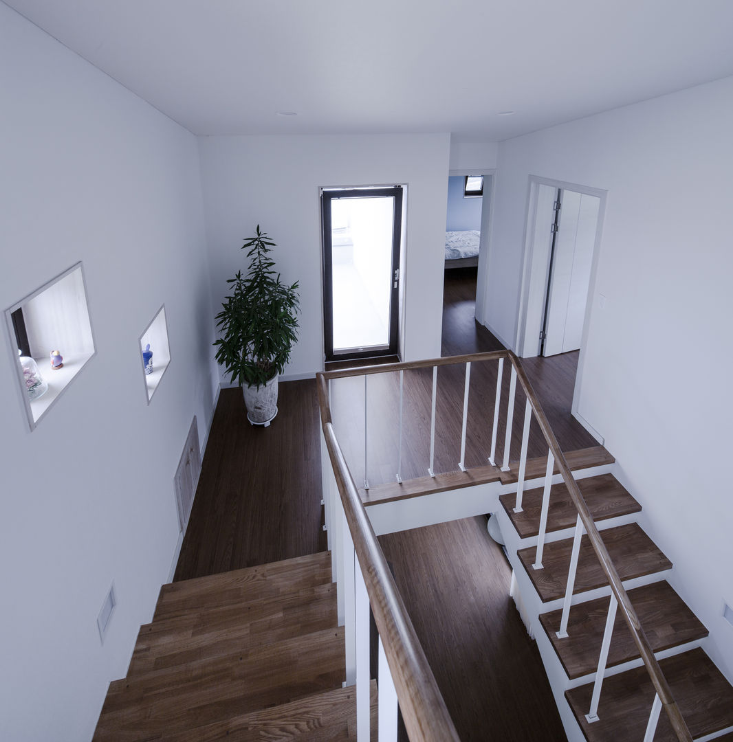 homify Minimalist corridor, hallway & stairs