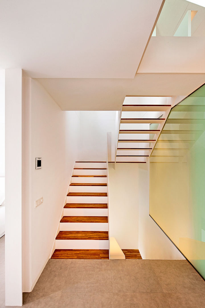 Casa GSX, Estudi Agustí Costa Estudi Agustí Costa Corredores, halls e escadas modernos