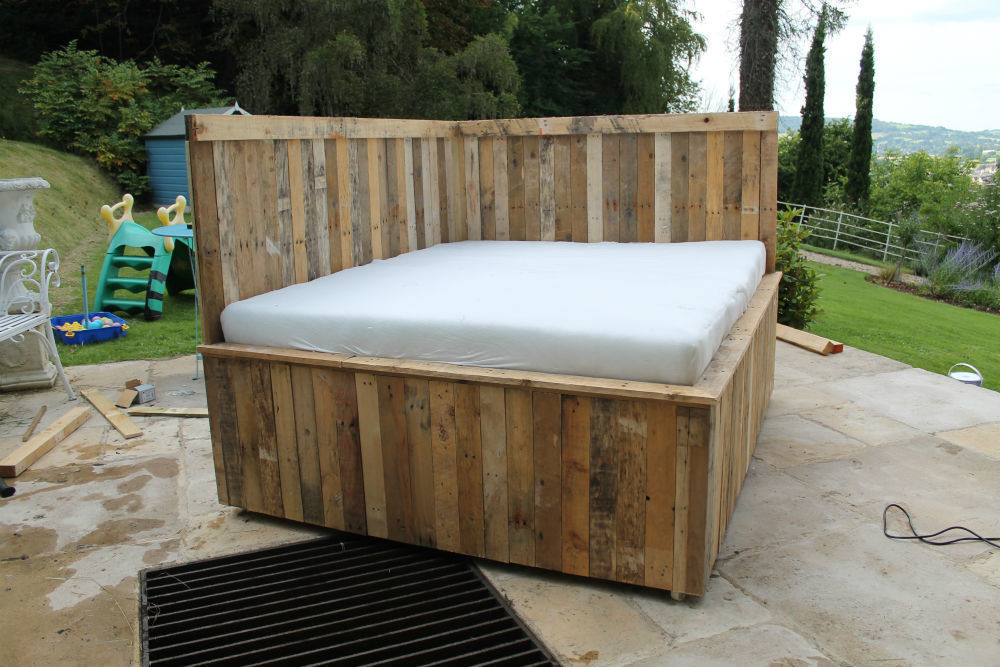 Outdoor Pallet Bed on Wheels with foam matress homify สวน เฟอร์นิเจอร์