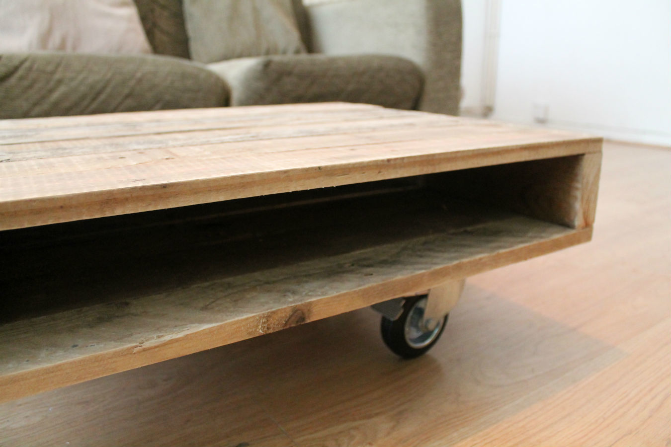 Small Coffee Table on Wheels homify 客廳 配件與裝飾品