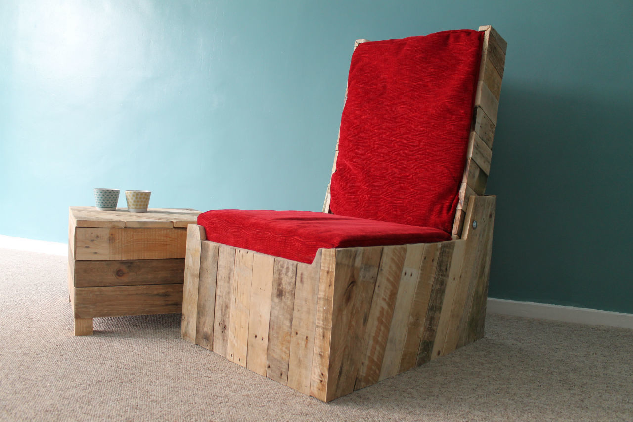 Folding Cinema Chair with Small Side Table homify Casas rústicas Artículos del hogar