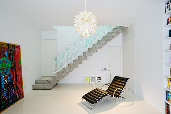 „Haus im Haus“ – Wohnung in Berlin Mitte, Sehw Architektur Sehw Architektur Pasillos, vestíbulos y escaleras modernos