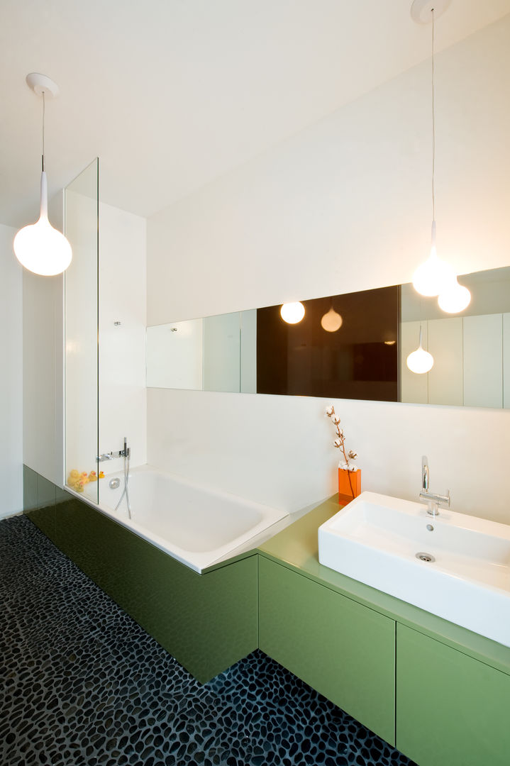 „Haus im Haus“ – Wohnung in Berlin Mitte, Sehw Architektur Sehw Architektur Modern bathroom