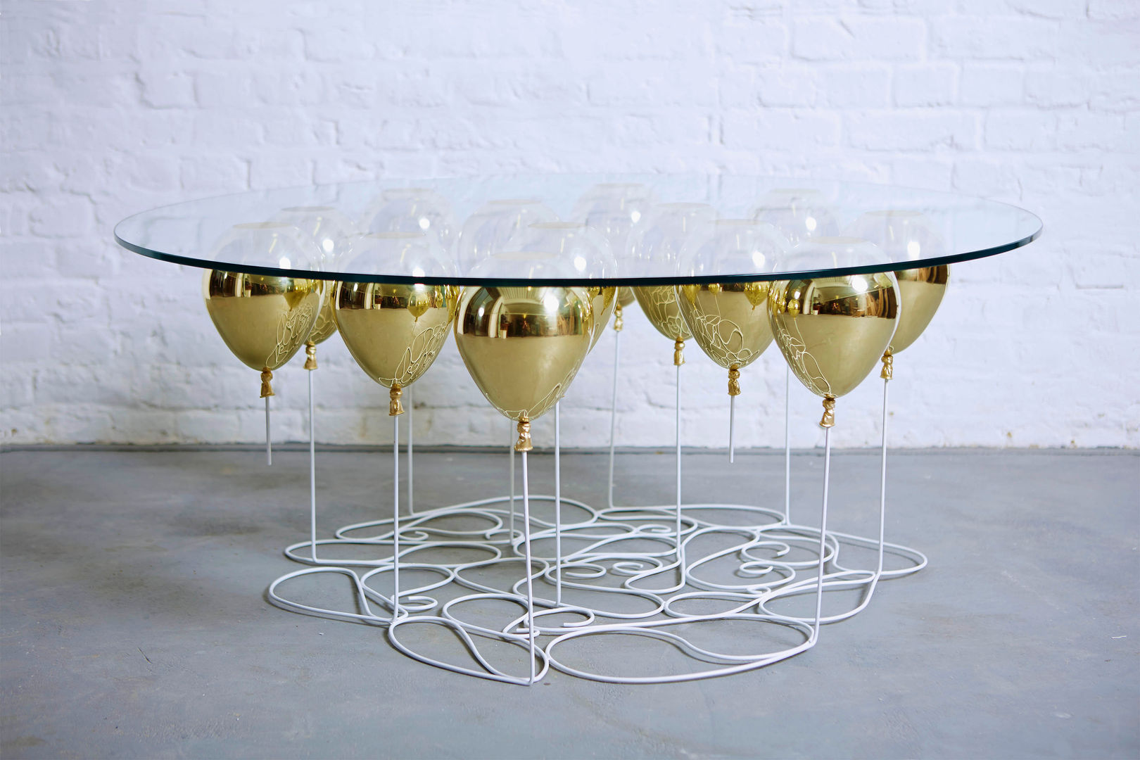 UP Balloon Coffee Table, Round Edition 2015 Duffy London Salas de estar ecléticas Bancadas e bandejas