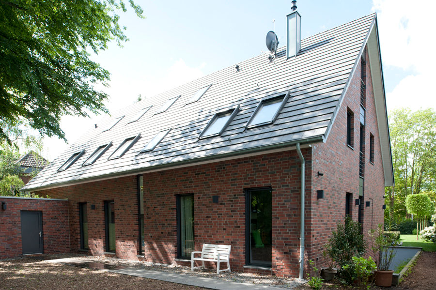 Neubau Einfamilienhaus mit Doppelgarage in Düsseldorf, Architekturbüro J. + J. Viethen Architekturbüro J. + J. Viethen Rumah Klasik