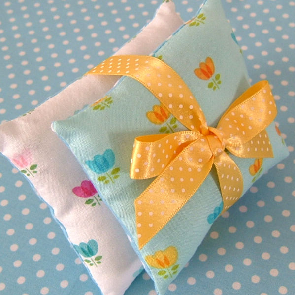 Floral Mini Lavender Pillows in Pastel Blues Court & Spark Wiejskie domy Artykuły gospodarstwa domowego