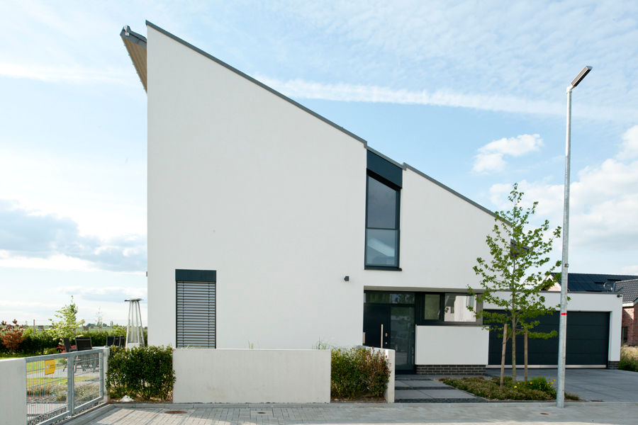 Neubau Einfamilienhaus mit einer Doppelgarage in Erkelenz, Architekturbüro J. + J. Viethen Architekturbüro J. + J. Viethen บ้านและที่อยู่อาศัย