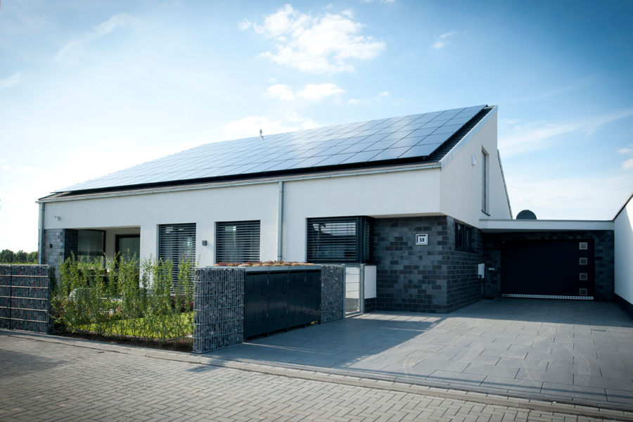 Neubau Einfamilienhaus mit Garage in Erkelenz, Architekturbüro J. + J. Viethen Architekturbüro J. + J. Viethen モダンな 家