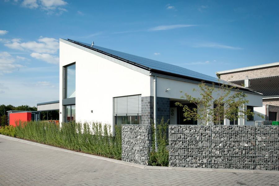 Neubau Einfamilienhaus mit Garage in Erkelenz, Architekturbüro J. + J. Viethen Architekturbüro J. + J. Viethen Nhà