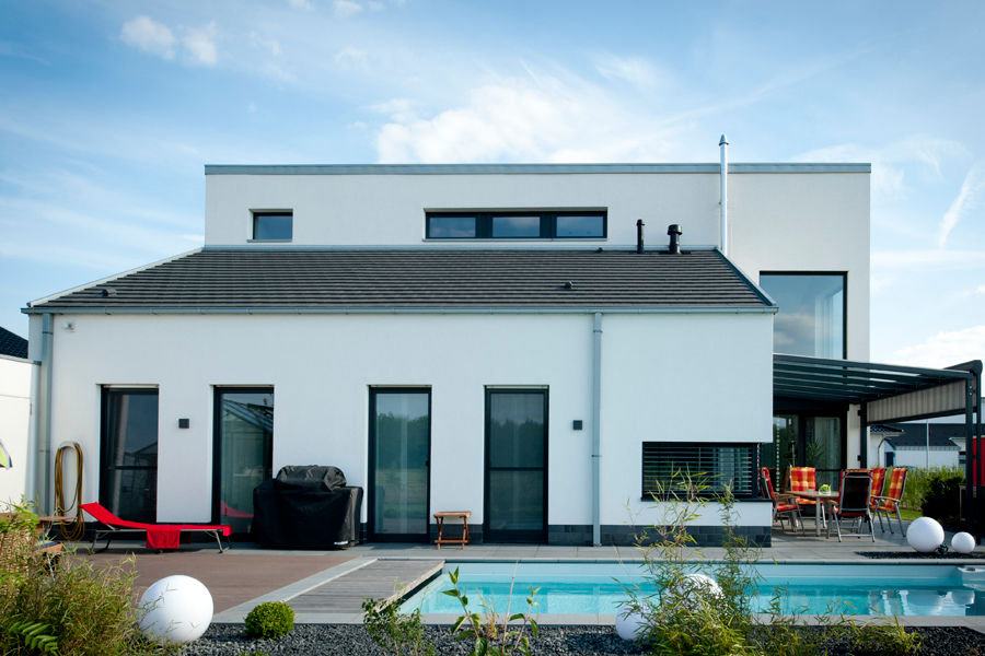 Neubau Einfamilienhaus mit Garage in Erkelenz, Architekturbüro J. + J. Viethen Architekturbüro J. + J. Viethen منازل