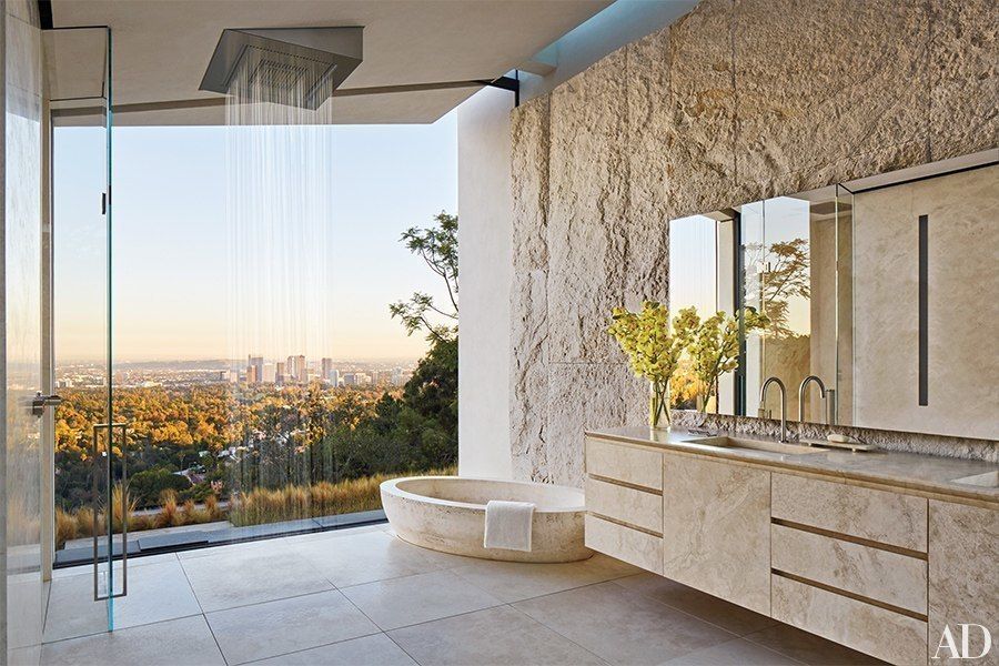 Bagno di travertino nella casa di Michael Bay a Los Angeles, Pietre di Rapolano Pietre di Rapolano Baños de estilo moderno Mármol Bañeras y duchas