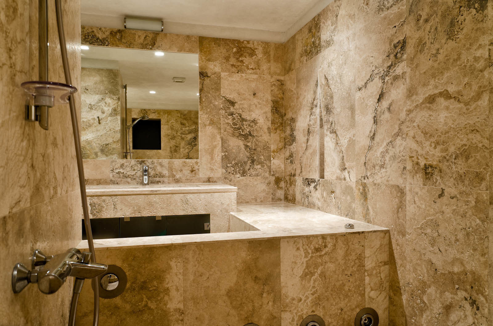 Bagno in Pietra di Rapolano Pietre di Rapolano Bagno in stile classico Pietra pavimento del bagno,bagno,pavimento in marmo,rivestimenti