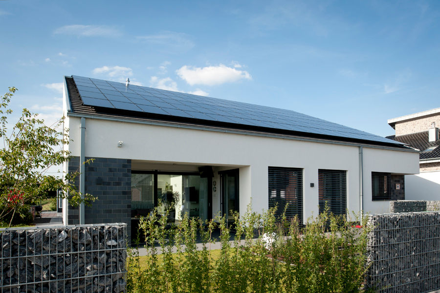 Neubau Einfamilienhaus mit Garage in Erkelenz, Architekturbüro J. + J. Viethen Architekturbüro J. + J. Viethen Casas de estilo moderno