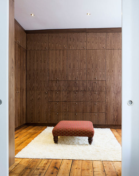 Milman Road - walnut dressing room Syte Architects Ruang Ganti Modern