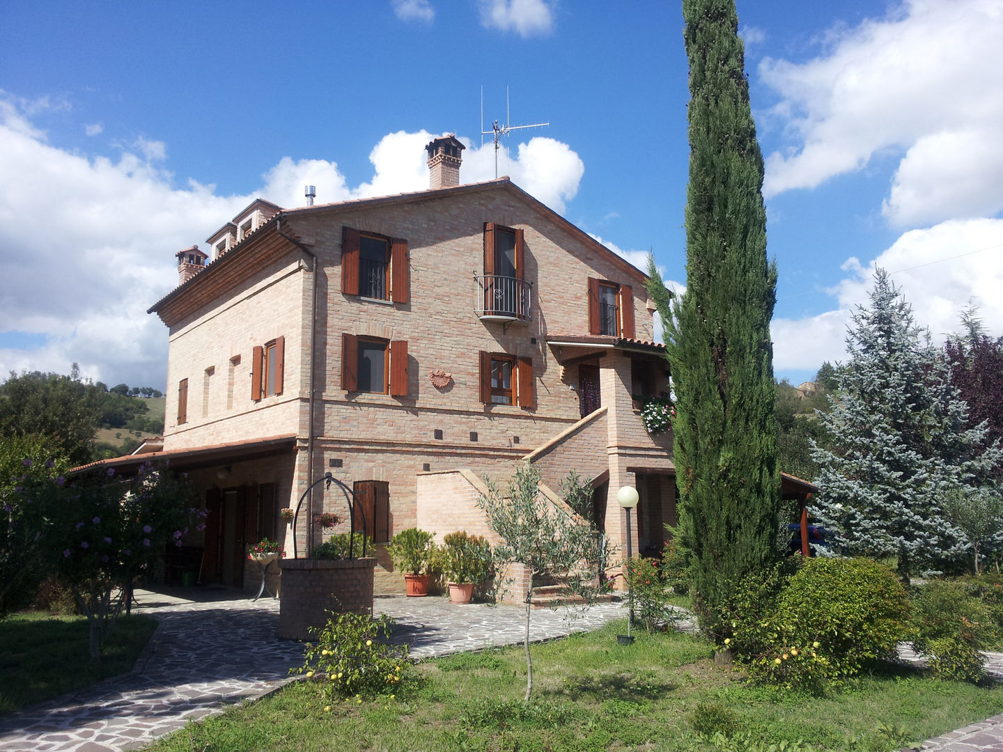 Casa a Tolentino (Marche), ALESSANDRO MUSCOLINI & PATRIZIA ZAGAGLIA ARCHITETTI ALESSANDRO MUSCOLINI & PATRIZIA ZAGAGLIA ARCHITETTI Colonial style house