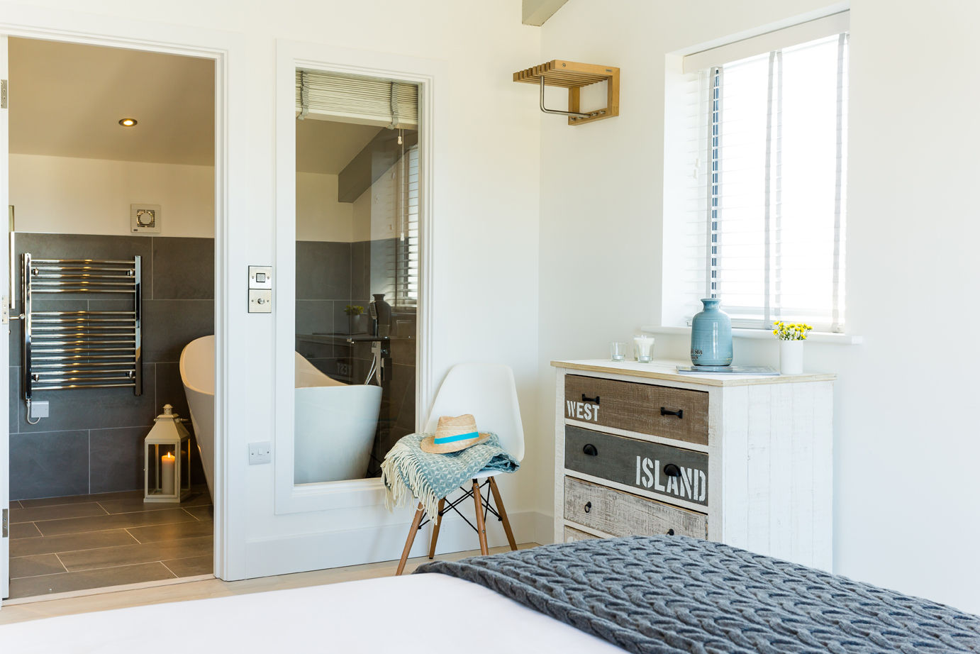 Sundown, Widemouth Bay, Cornwall homify Dormitorios de estilo moderno