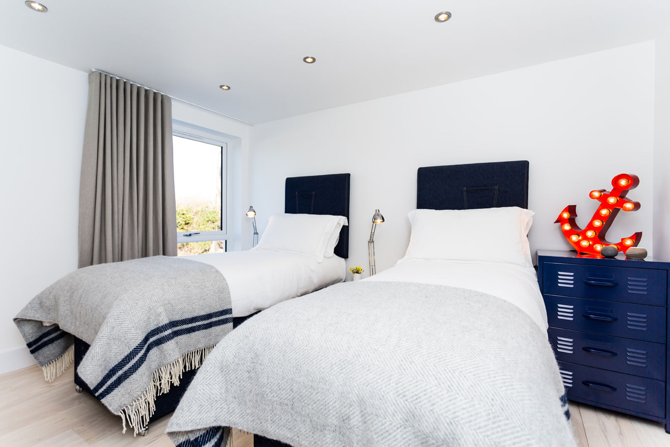 Sundown, Widemouth Bay, Cornwall homify Modern style bedroom