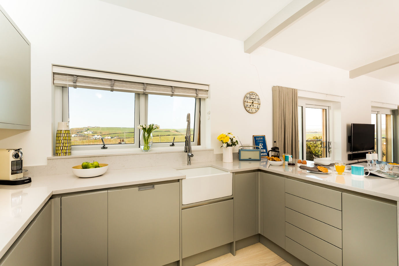 Sundown, Widemouth Bay, Cornwall homify Cucina moderna