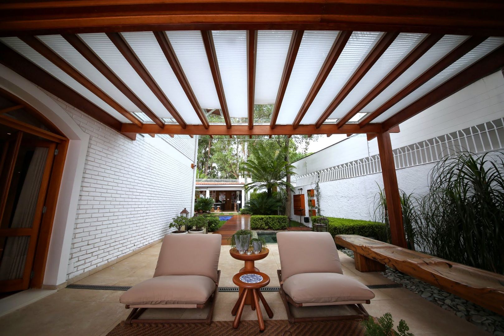 Residência Jardim Marajoara, MeyerCortez arquitetura & design MeyerCortez arquitetura & design 모던스타일 발코니, 베란다 & 테라스