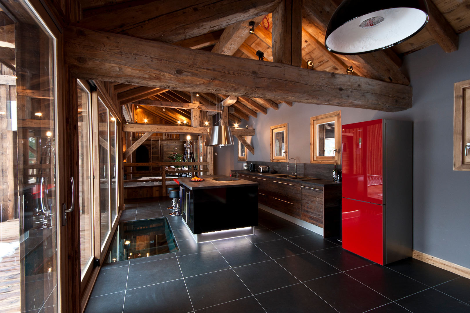 Chalet de Claude: un chalet de luxe, mais distinctif avec un intérieur en rouge et noir, shep&kyles design shep&kyles design ห้องครัว