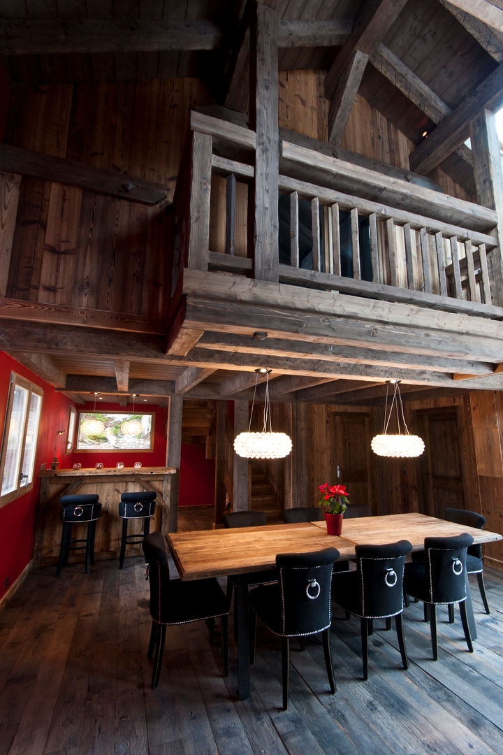 Chalet de Claude: un chalet de luxe, mais distinctif avec un intérieur en rouge et noir, shep&kyles design shep&kyles design Country style dining room