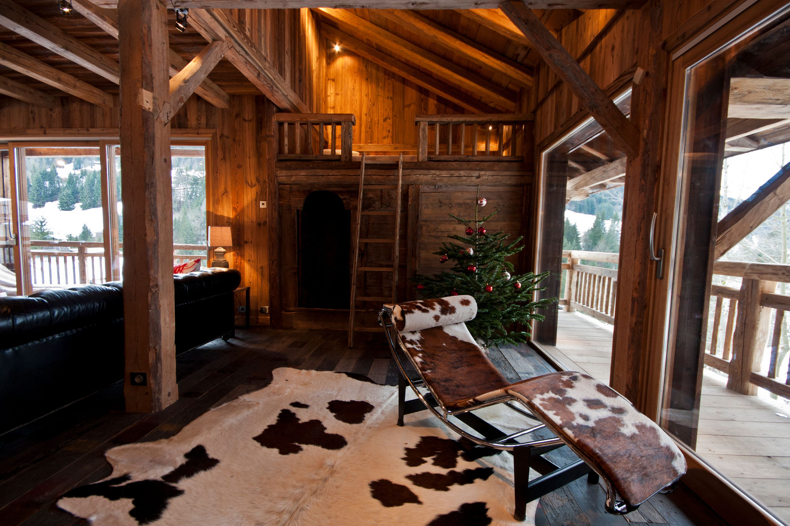 Chalet de Claude: un chalet de luxe, mais distinctif avec un intérieur en rouge et noir, shep&kyles design shep&kyles design Country style living room