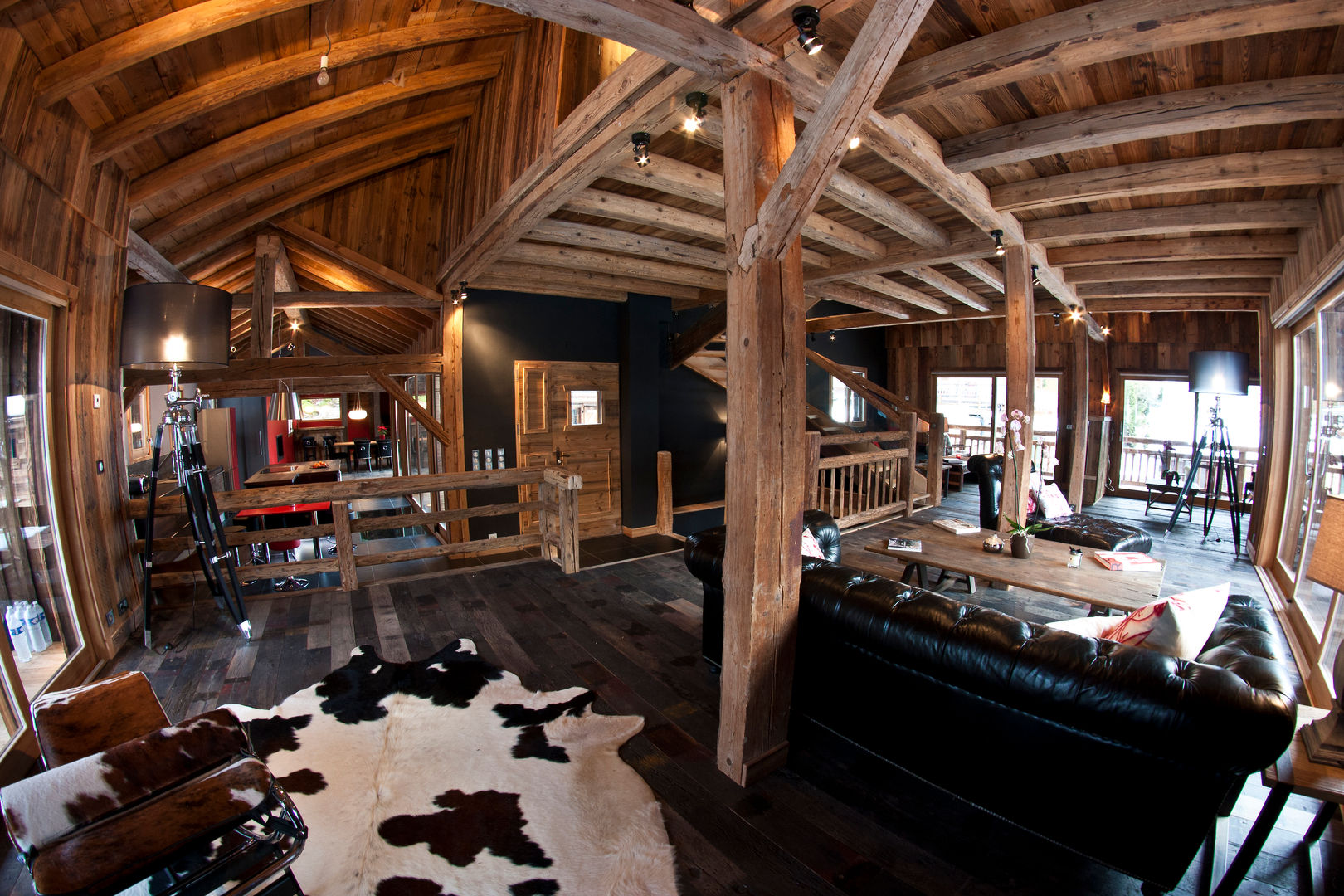 Chalet de Claude: un chalet de luxe, mais distinctif avec un intérieur en rouge et noir, shep&kyles design shep&kyles design Salones de estilo rural