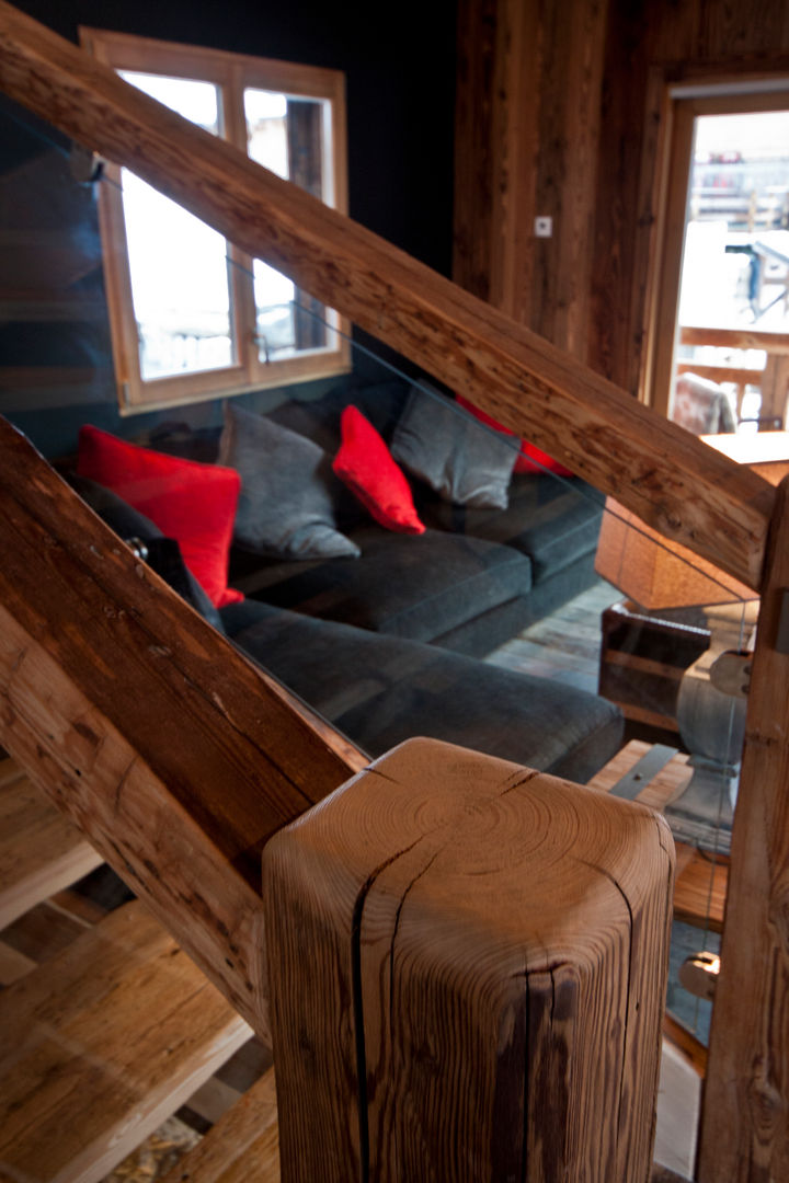 Chalet de Claude: un chalet de luxe, mais distinctif avec un intérieur en rouge et noir, shep&kyles design shep&kyles design Вітальня