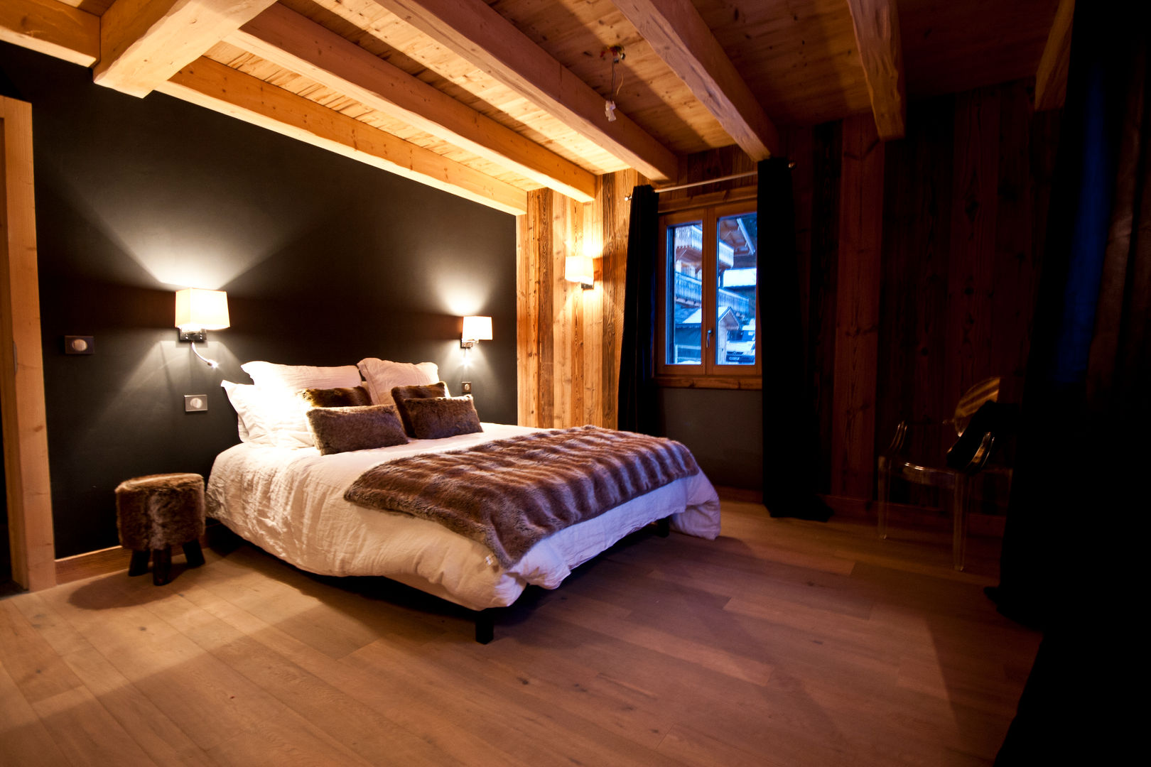 Chalet de Claude: un chalet de luxe, mais distinctif avec un intérieur en rouge et noir, shep&kyles design shep&kyles design Camera da letto rurale