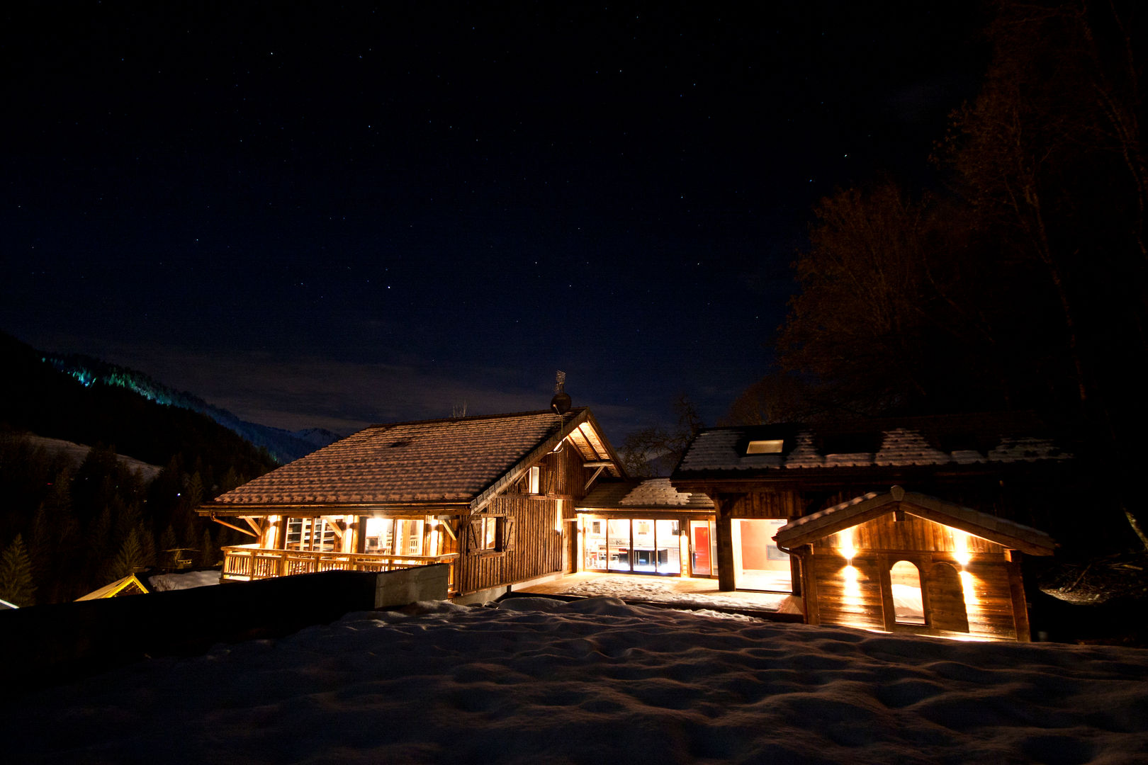 Chalet de Claude: un chalet de luxe, mais distinctif avec un intérieur en rouge et noir, shep&kyles design shep&kyles design Casas campestres