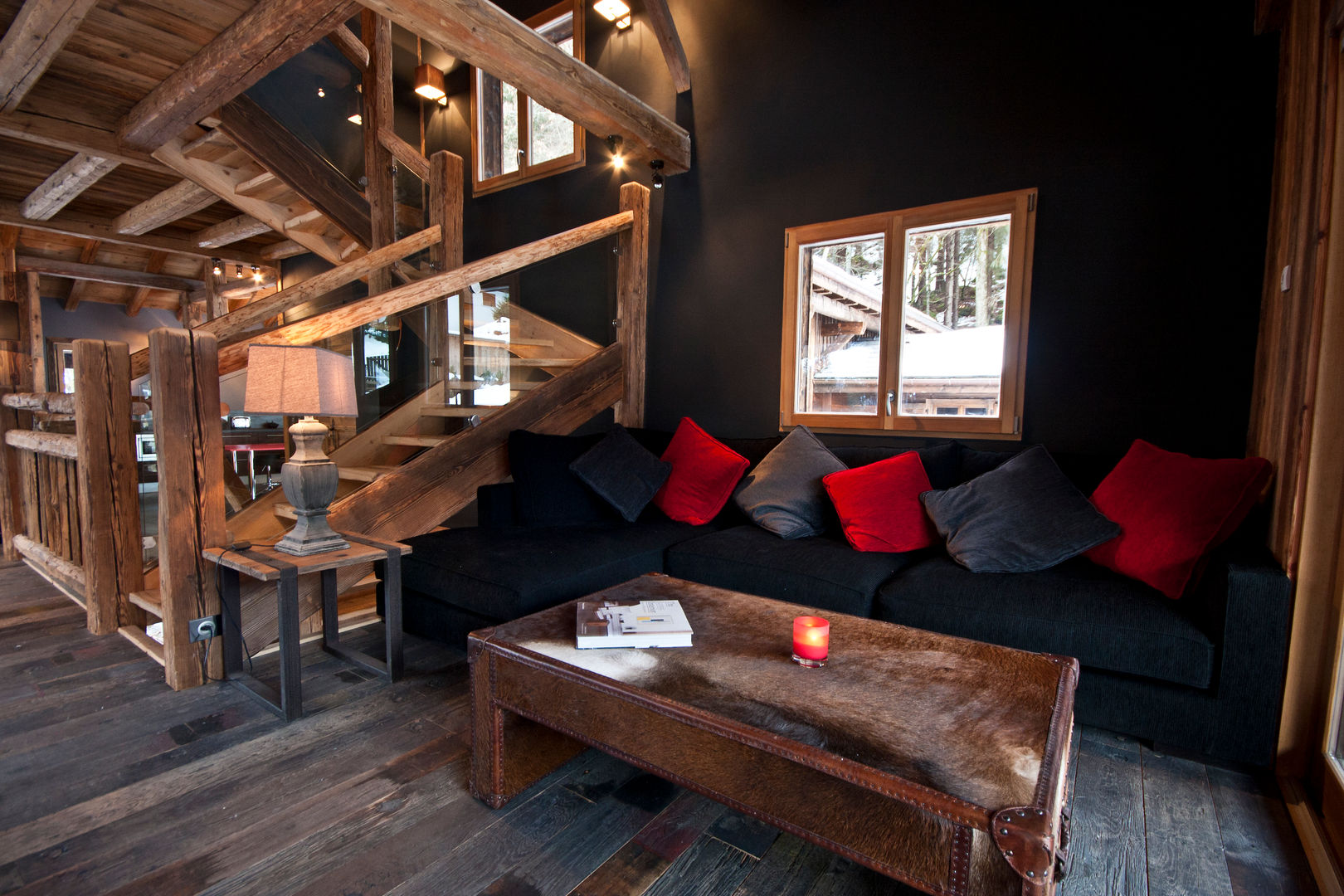 Chalet de Claude: un chalet de luxe, mais distinctif avec un intérieur en rouge et noir, shep&kyles design shep&kyles design Country style living room