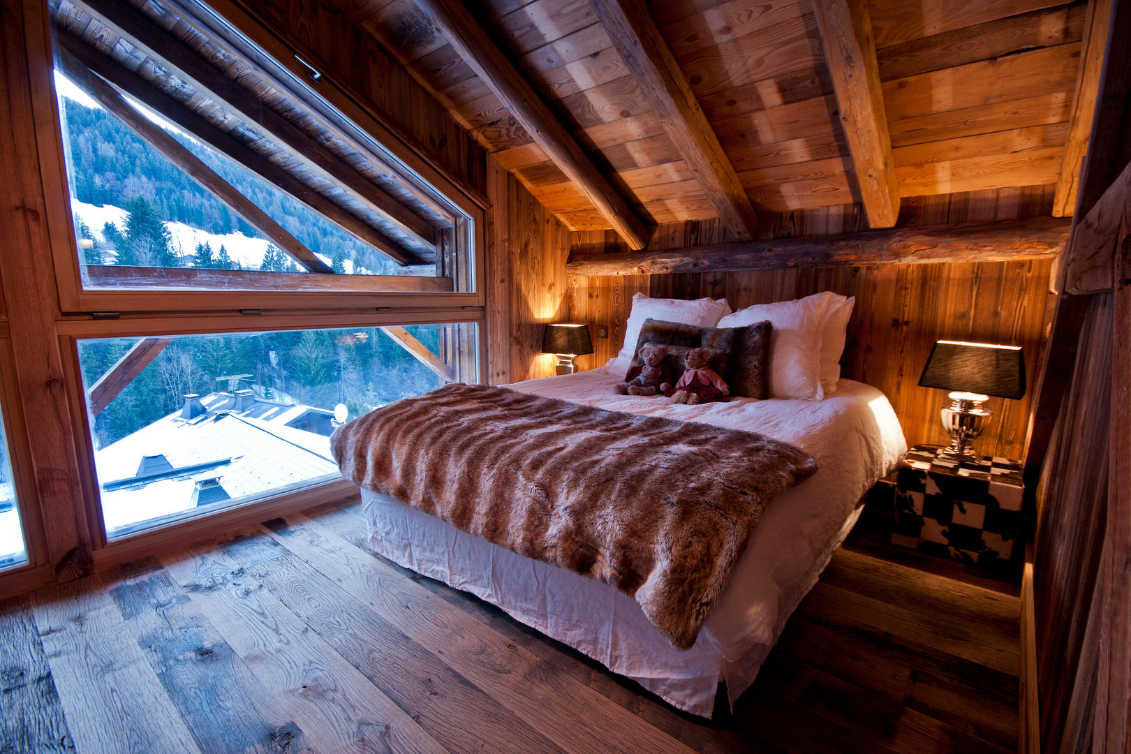 Chalet de Claude: un chalet de luxe, mais distinctif avec un intérieur en rouge et noir, shep&kyles design shep&kyles design Camera da letto rurale